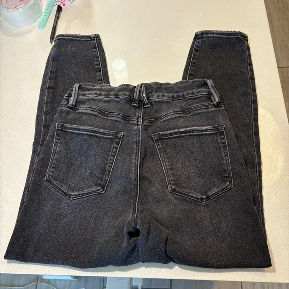 Good American crop distress jeans size 6/28.Style #GWC844T Skinny